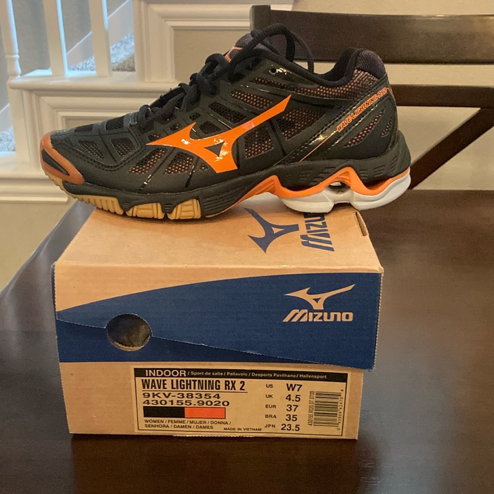 NWT, Mizuno Women's Wave Lightning RX2 Volleyball Shoe, size 7